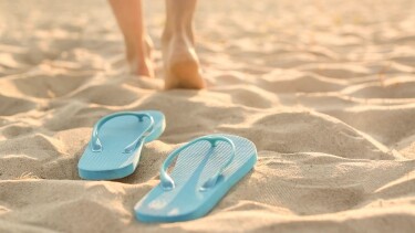 Flip Flops am Sandstrand