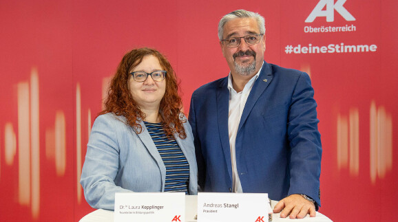 Dr. Laura Kepplinger (Teamleiterin Bildungspolitik) und Andreas Stangl (AK-Präsident)