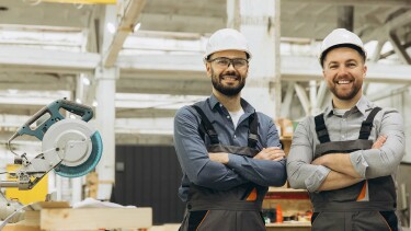 2 Arbeiter mit Schutzhelm