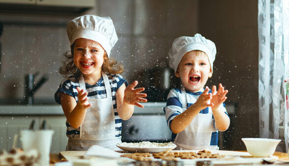 Kinder backen Kekse