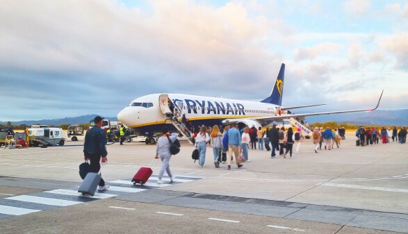 Passagiere am Weg zu einer Ryanair-Maschine