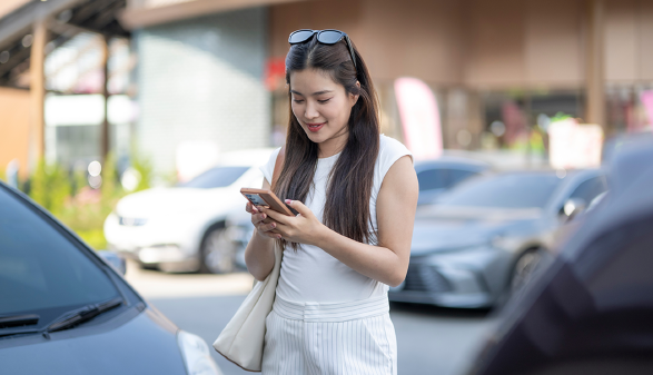 Frau die auf ein Handy schaut