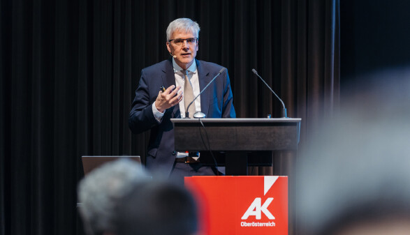 Dr. Gerald Pruckner bei seinem Gastvortrag im Rahmen der Vollversammlung der AK O&Ouml;
