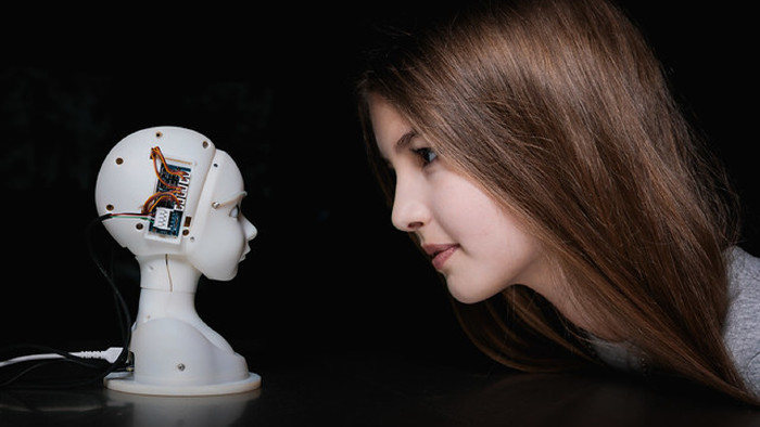 Roboter-Kopf und Mädchen © -, vog.photo