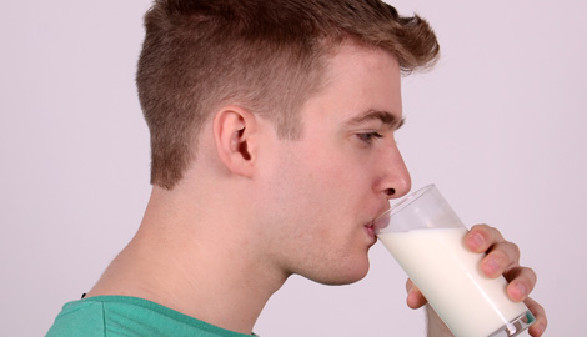 Jugendlicher trinkt Milch