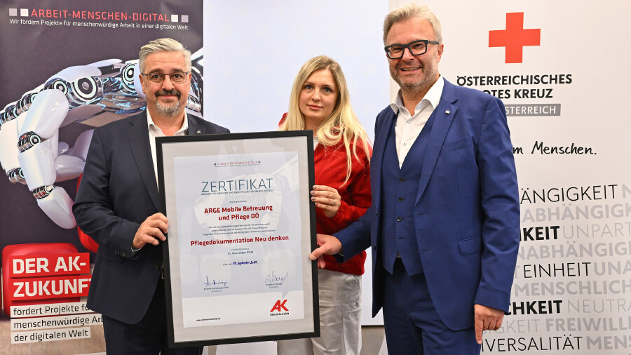 AK-Präsident Andreas Stangl, Projektleiterin Rotes Kreuz Mirna Doppelhofer und Landesgeschäftsleiter-Stellvertreter und Vorsitzender der ARGE Mobile Pfleger, Thomas Märzinger vom Roten Kreuz. © Wolfgang Spitzbart, AKOOE AK-Präsident Andreas Stangl, Projektleiterin Rotes Kreuz Mirna Doppelhofer und Landesgeschäftsleiter-Stellvertreter und Vorsitzender der ARGE Mobile Pfleger, Thomas Märzinger vom Roten Kreuz.