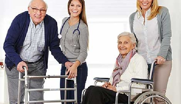 Altenbetreuerinnen bei der Arbeit mit zwei älteren Personen