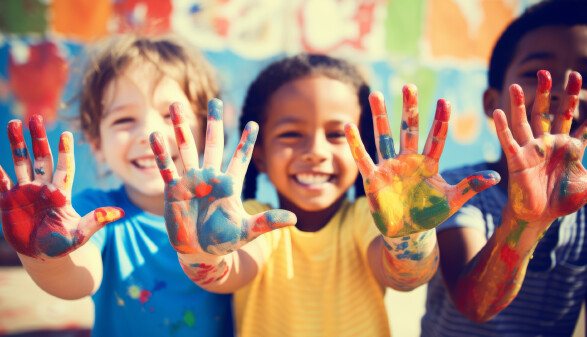 Kinder spielen mit Fingerfarben