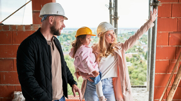 Familie auf Baustelle &copy; stock.adobe.com, anatoliy_gleb