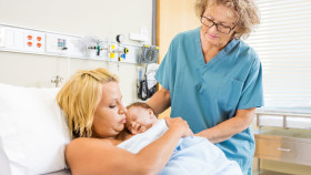 Hebamme mit Mutter und Kind © Tyler Olson, adobe.stock.com Hebamme mit Mutter und Kind © Tyler Olson, adobe.stock.com