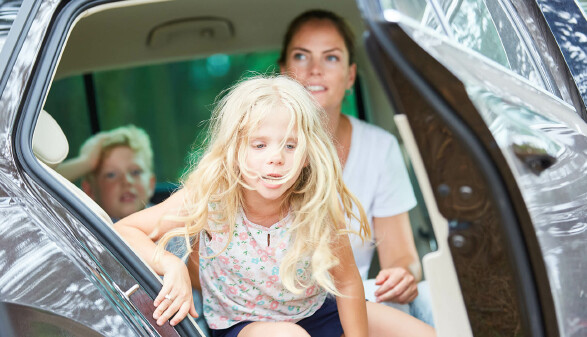 Mutter lässt Kind vom Auto aussteigen