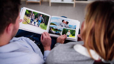Paar sieht sich Fotobuch an © Andrey Popov, stock.adobe.com