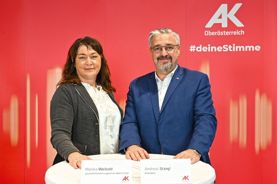 Monika Weibold (Geschäftsführerin Jugend am Werk GmbH) und Andreas Stangl (AK-Präsident)