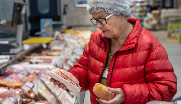 Ein &auml;ltere Dame beim Einkaufen im Supermarkt