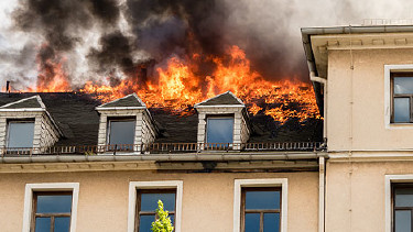 Dachstuhl eines Hauses steht in Flammen