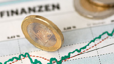 Euromünzen auf Finanzstatistik © Alterfalter, Fotolia.com