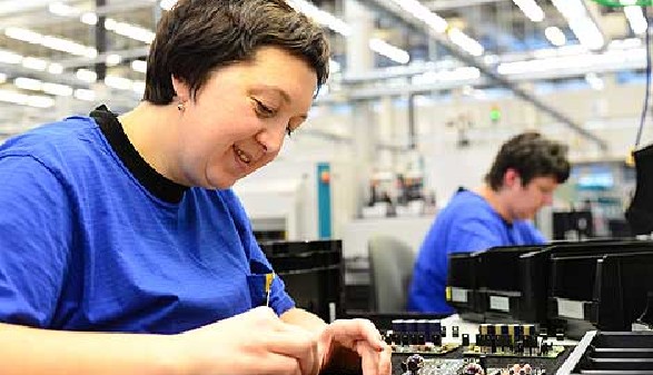 Frauen stellen Mikroelektronik-Teile her