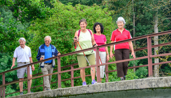 Gutgelaunte wandernde Pensionist:innen &copy; ARochau, stock.adobe.com
