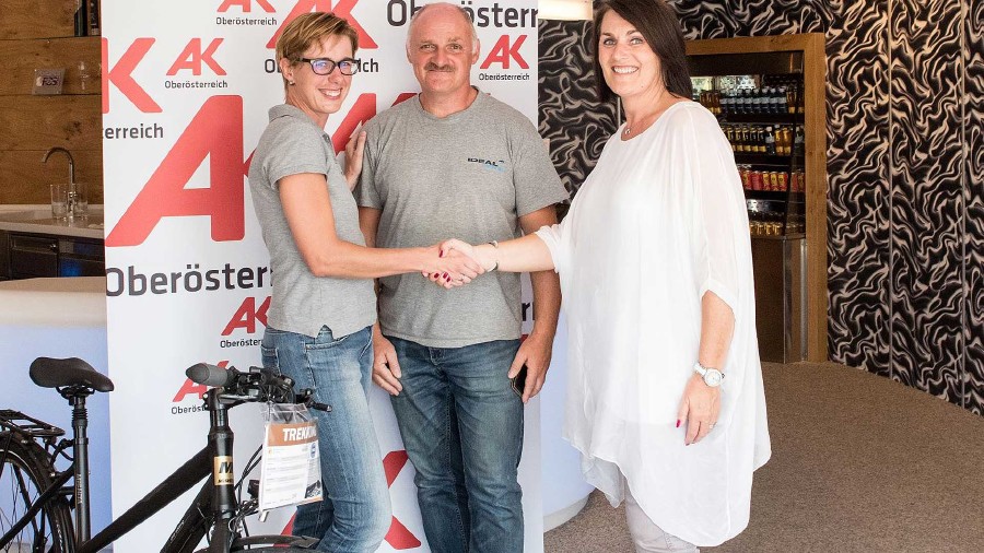 AK-Vizepräsidentin Elfriede Schober überreicht der glücklichen Gewinnerin das Trekkingrad © C. Prunner, AK Oberösterreich AK-Vizepräsidentin Elfriede Schober überreicht der glücklichen Gewinnerin das Trekkingrad © C. Prunner, AK Oberösterreich