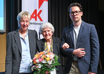 Christine Heitzinger (AK-Vizepräsidentin), Anna Hackl (Zeitzeugin), Daniel Langbein (Hermann Langbeins Enkel)