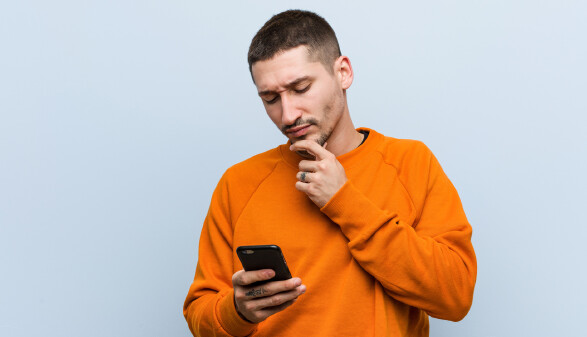Ein Mann mit Smartphone