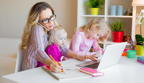 Frau versucht zu arbeiten und gleichzeitig auf ihre Kinder aufzupassen © stock.adobe.com, Kaspars Grinvalds