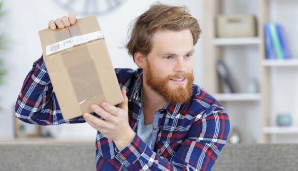Mann h&auml;lt eine Schachtel