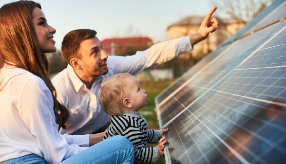 Familie mit Photovoltaik-Panel