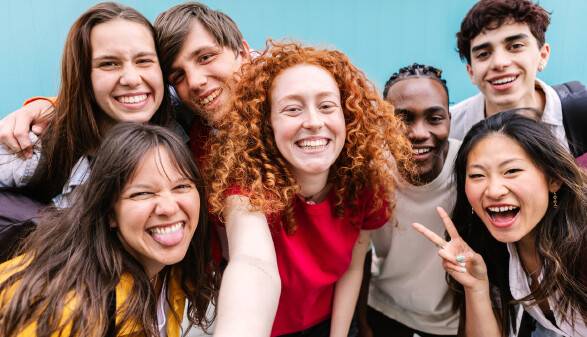 Gruppe junger Schüler:innen steht zusammen