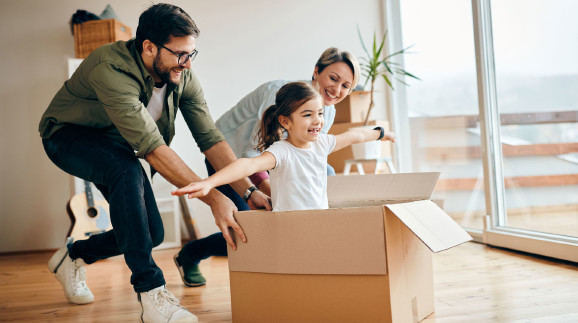 Familie beim Umzug &copy; Drazen, adobe.stock.com