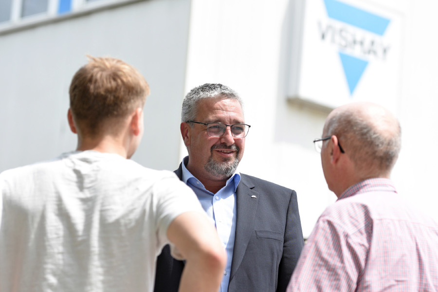 AK-Präsident Andreas Stangl führte beim Besuch der Firma Vishay viele persönliche Gespräche © Wolfgang Spitzbart, Arbeiterkammer Oberösterreich
