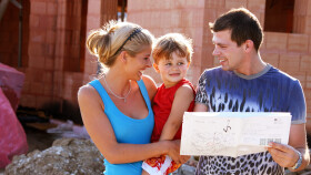 Familie auf Baustelle