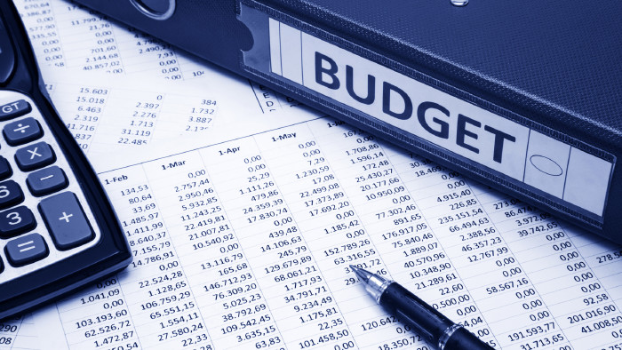 Budgetordner mit Taschenrechner und Zahlenliste © kemaltaner, stock.adobe.com