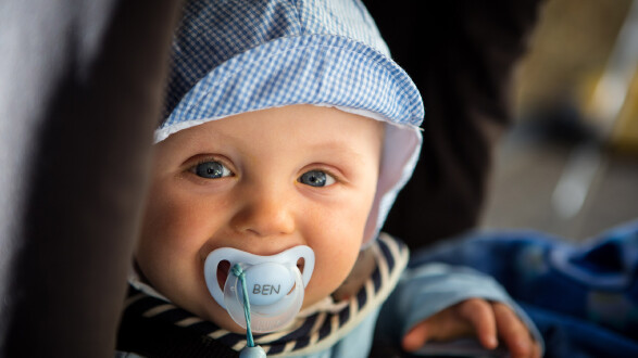 Baby mit Schnuller © Kristin Gründler, stock.adobe.com Baby mit Schnuller