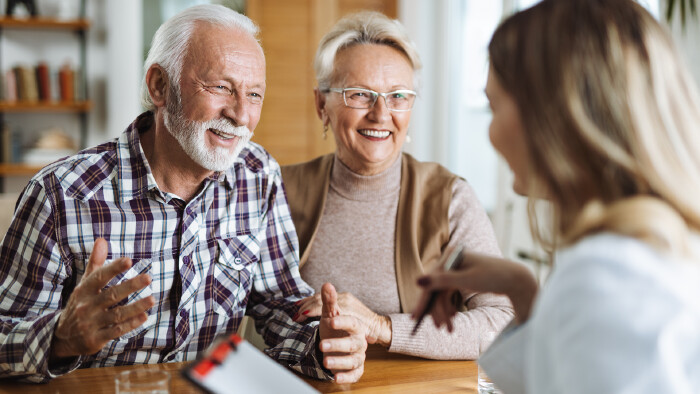 &Auml;lteres Paar wird beraten