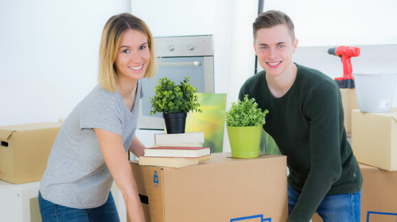 Paar zieht in erste gemeinsame Wohnung &copy; Racle Fotodesign, stock.adobe.com