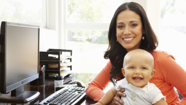 Mutter sitzt mit Baby am Arbeitsplatz © Monkey Business, stock.adobe.com