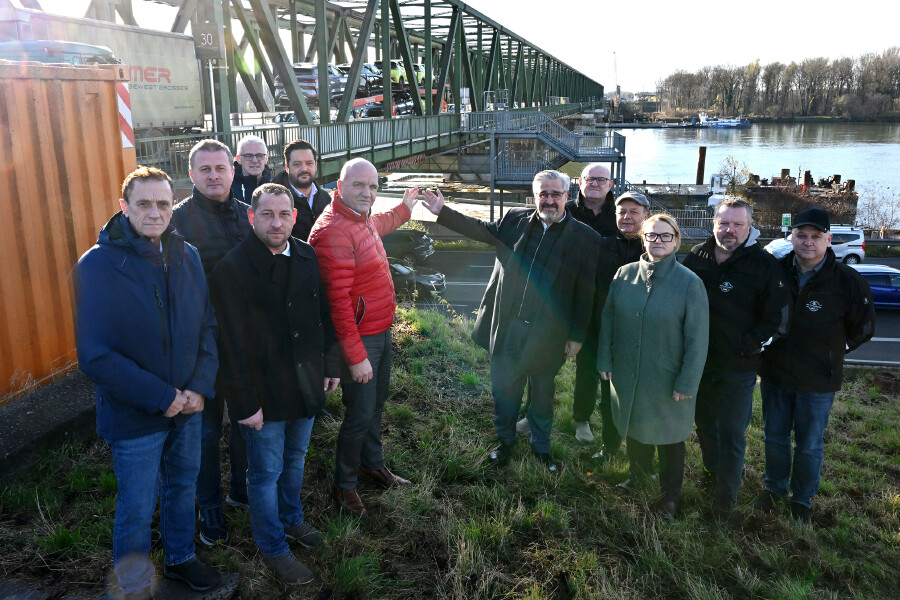 Die AK-Präsidenten Andreas Stangl (OÖ) und Markus Wieser (NÖ) sowie Betriebsrät:innen der betroffenen Unternehmen beim Lokalaugenschein in Mauthausen.