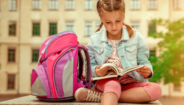 Sch&uuml;lerin mit Schultasche