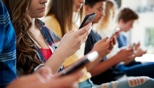 Sch&uuml;ler:innen mit Smartphone in der Hand