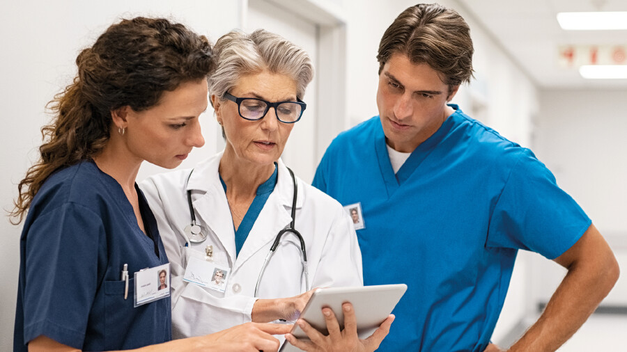 Ein Medizinteam bespricht sich 