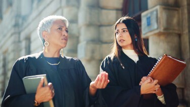 Zwei Richterinnen unterhalten sich 