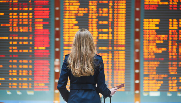 junge Frau am Flughafen