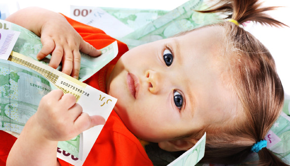 Kleinkind mit Geldscheinen © Gennadiy Poznyakov, stock.adobe.com