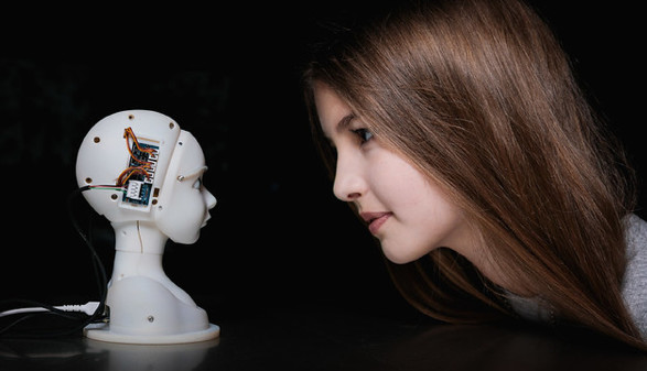 Roboter-Kopf und Mädchen © -, vog.photo