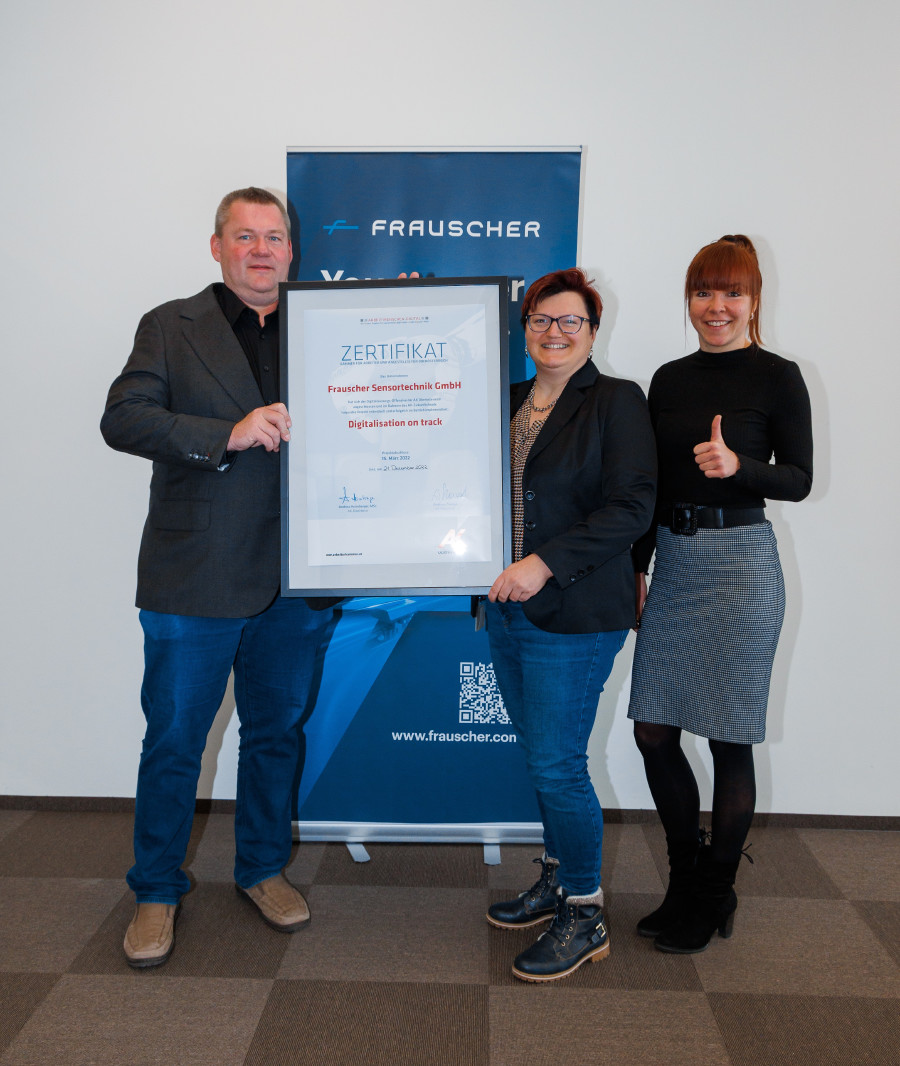 AK OÖ Vorstandsmitglied Michael Seemayer übergibt das Zertifikat an Projektleiterin Doris Wallner und Vertrauensperson Katrin Kohlbauer
