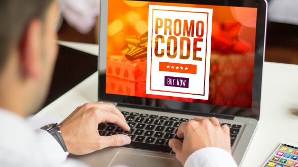 Mann verwendet online Promocode © georgejmclittle , stock.adobe.com Mann verwendet online Promocode