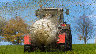 Traktor bei Düngung © Gina Sanders, adobe.stock.com