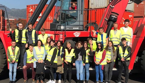 Die Schüler/-innen der BS Ried i. I. besichtigten im Rahmen ihrer zweitägigen Exkursion nach Graz auch den Container-Terminal der Firma Montan in Kapfenberg. © AK Oberösterreich Berufsschule Ried auf Entdeckungstour im In- und Ausland © AK Oberösterreich
