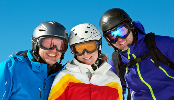 Skifahrer mit Helm © grafikplusfoto, stock.adobe.com